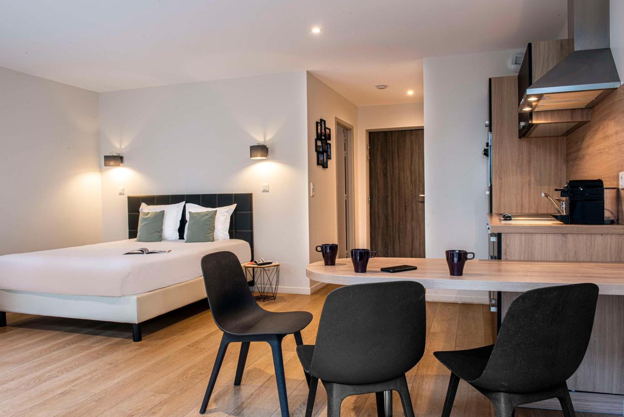 เบสต์ เวสเทิร์น เลอ เชอวาล บล็อง Hotel องเฟลอร์ ภายนอก รูปภาพ